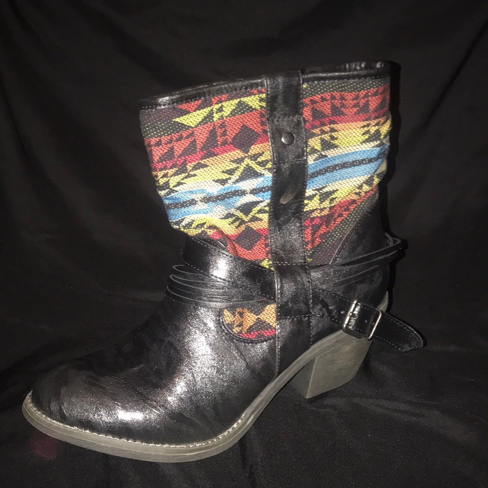 Cute black ankle booties heel around 2 1/2 inch